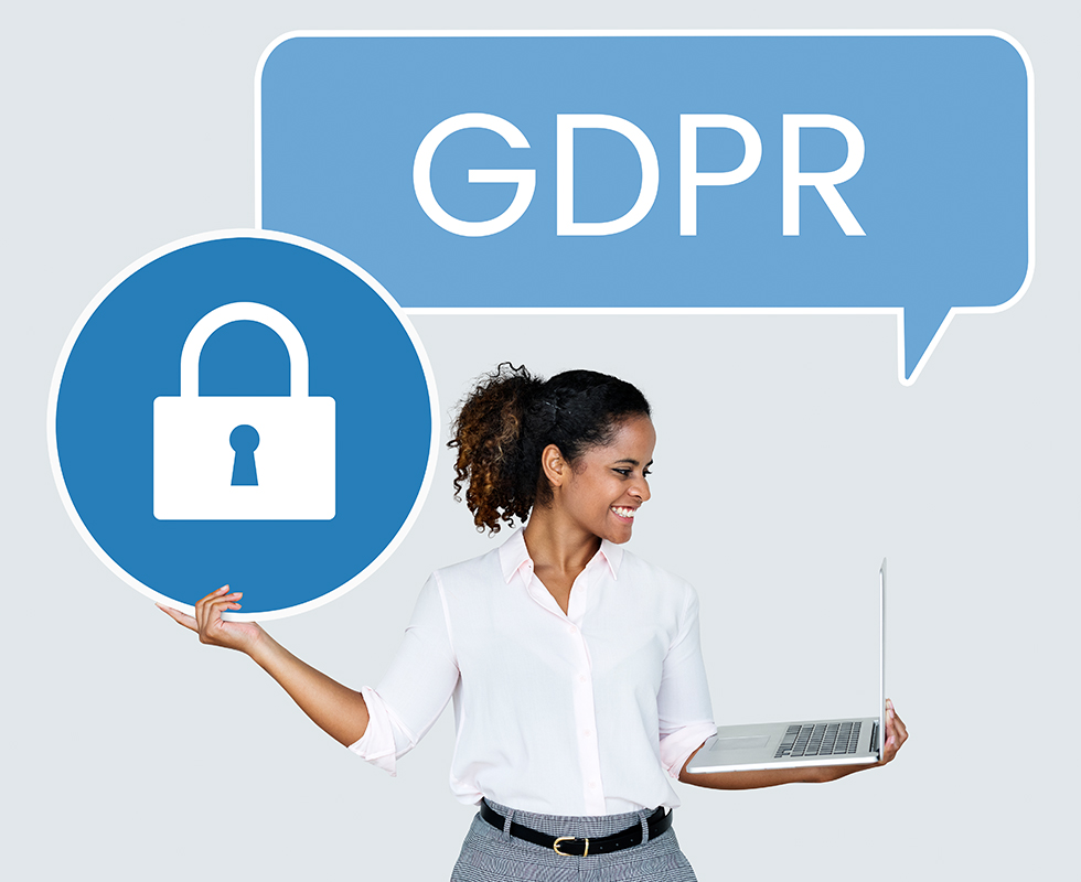 Femme qui tient un ordinateur portable devant l'acronyme GDPR
